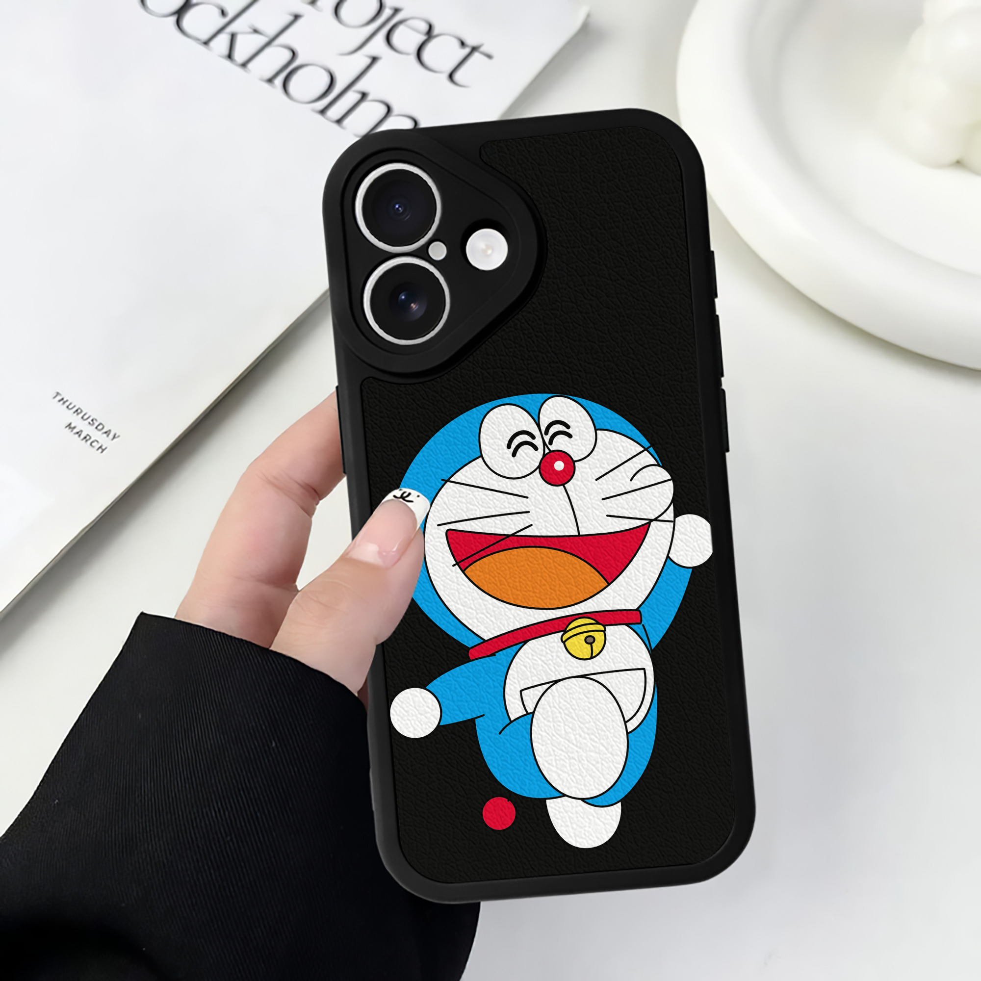 （画像用） ドラえもん Doraemon 【iPhone 16シリーズ対応】シリコンスマホケース（レザー調） 材質：シリコン
